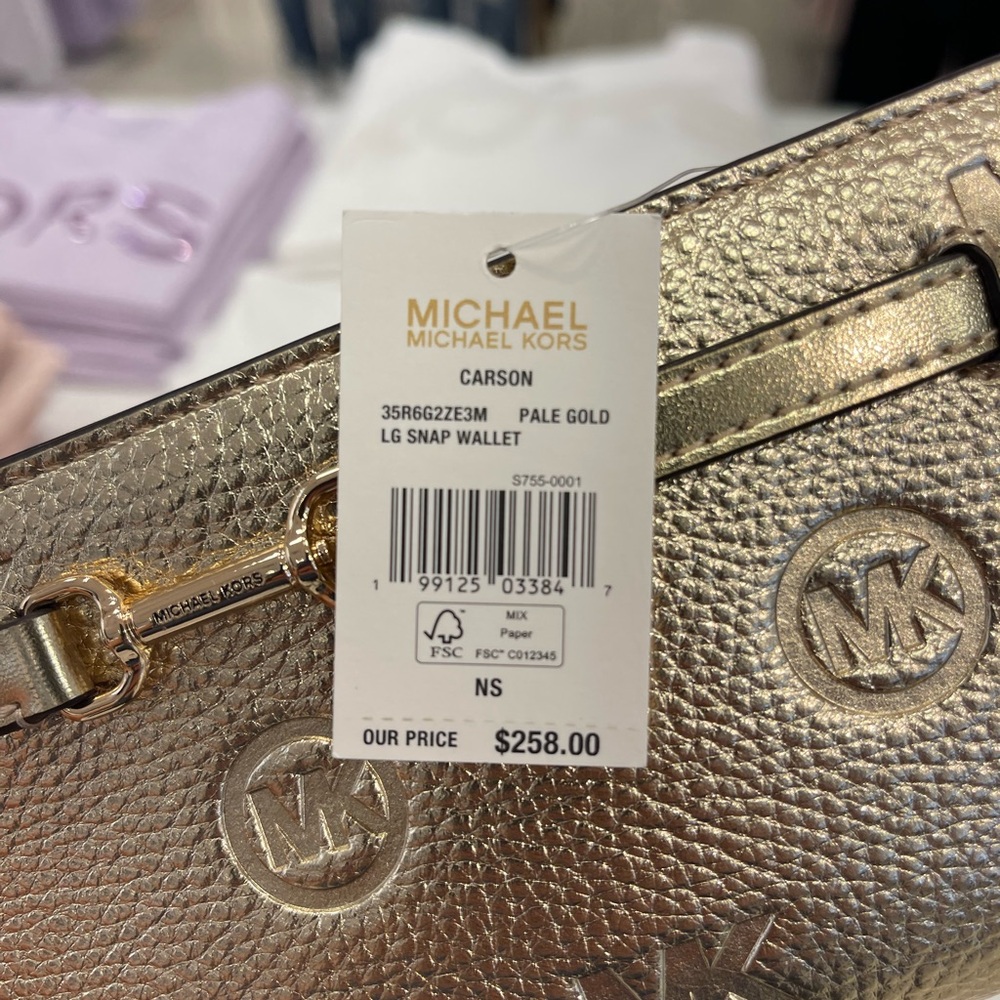 MICHAEL KORS Carson Lg Metallic Logo Debossed Snap Bifold Wallet
Pale Gold
NWT - Picture 7 of 16